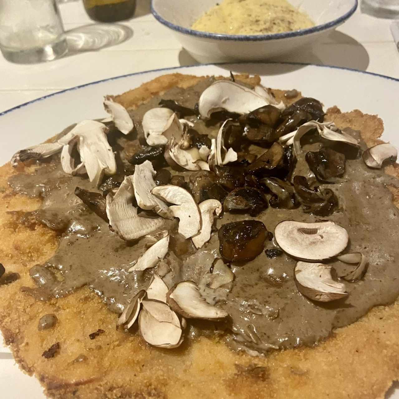 Milanesa de res con champiñones