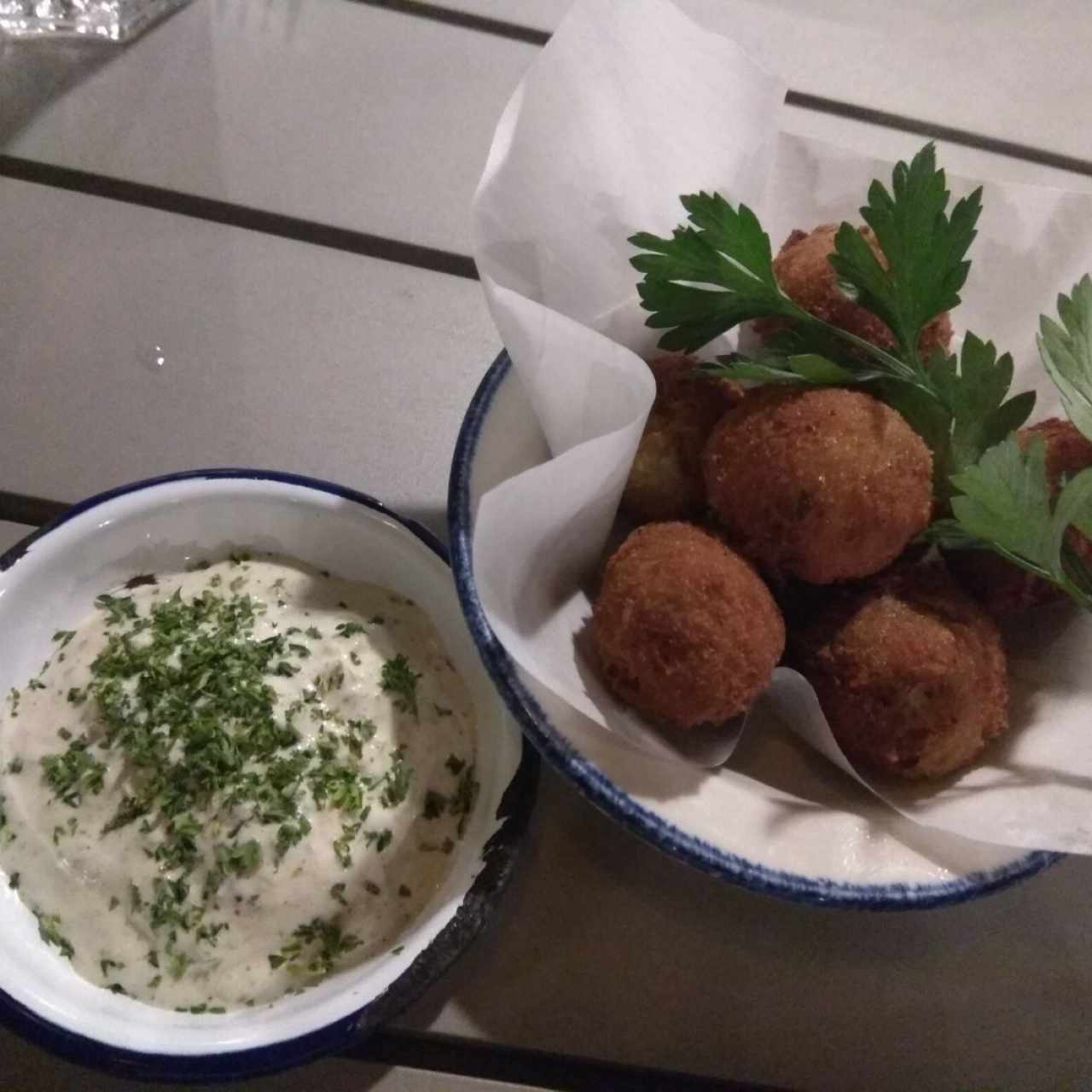 Croquetas de pescado con salsa tártara