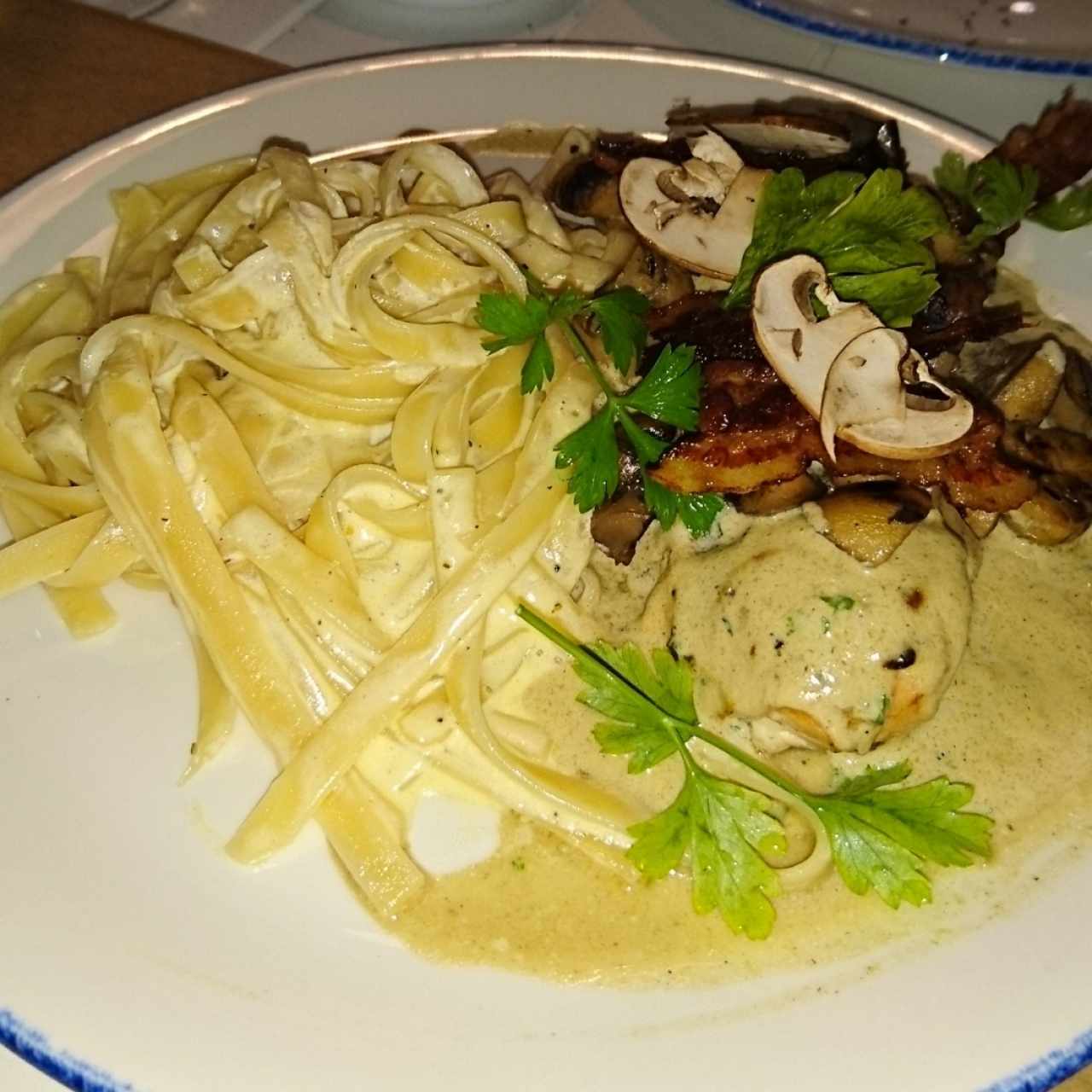 Medallones de pollo con pasta 