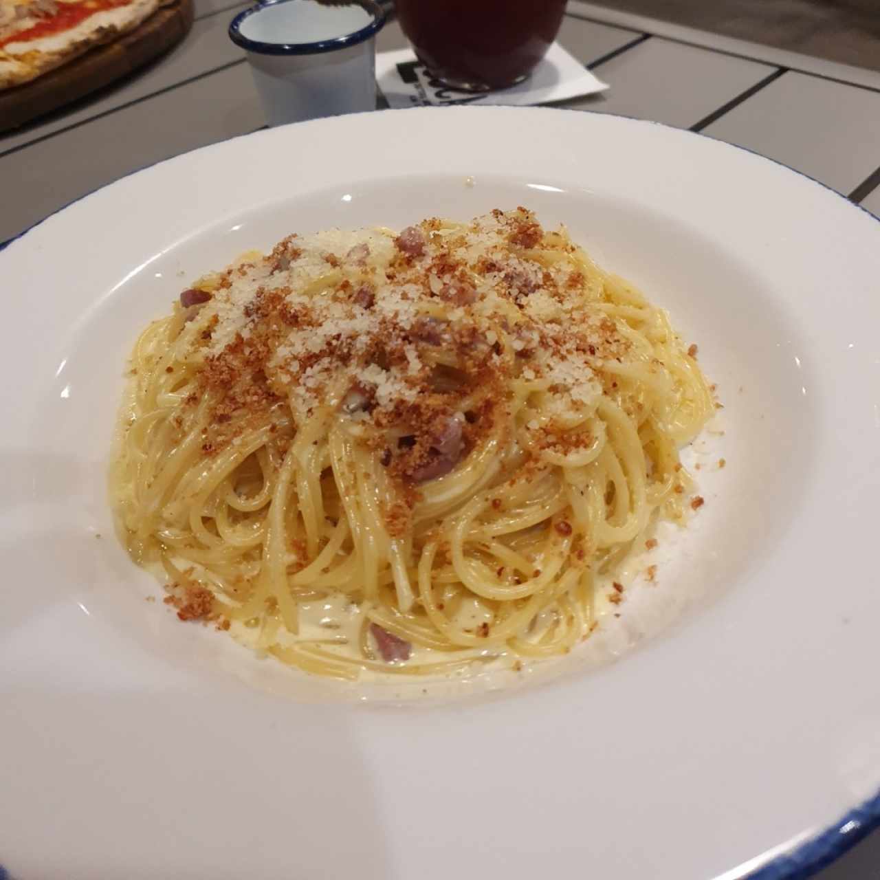 spaghettis alfredo con prosciutto y hongos 