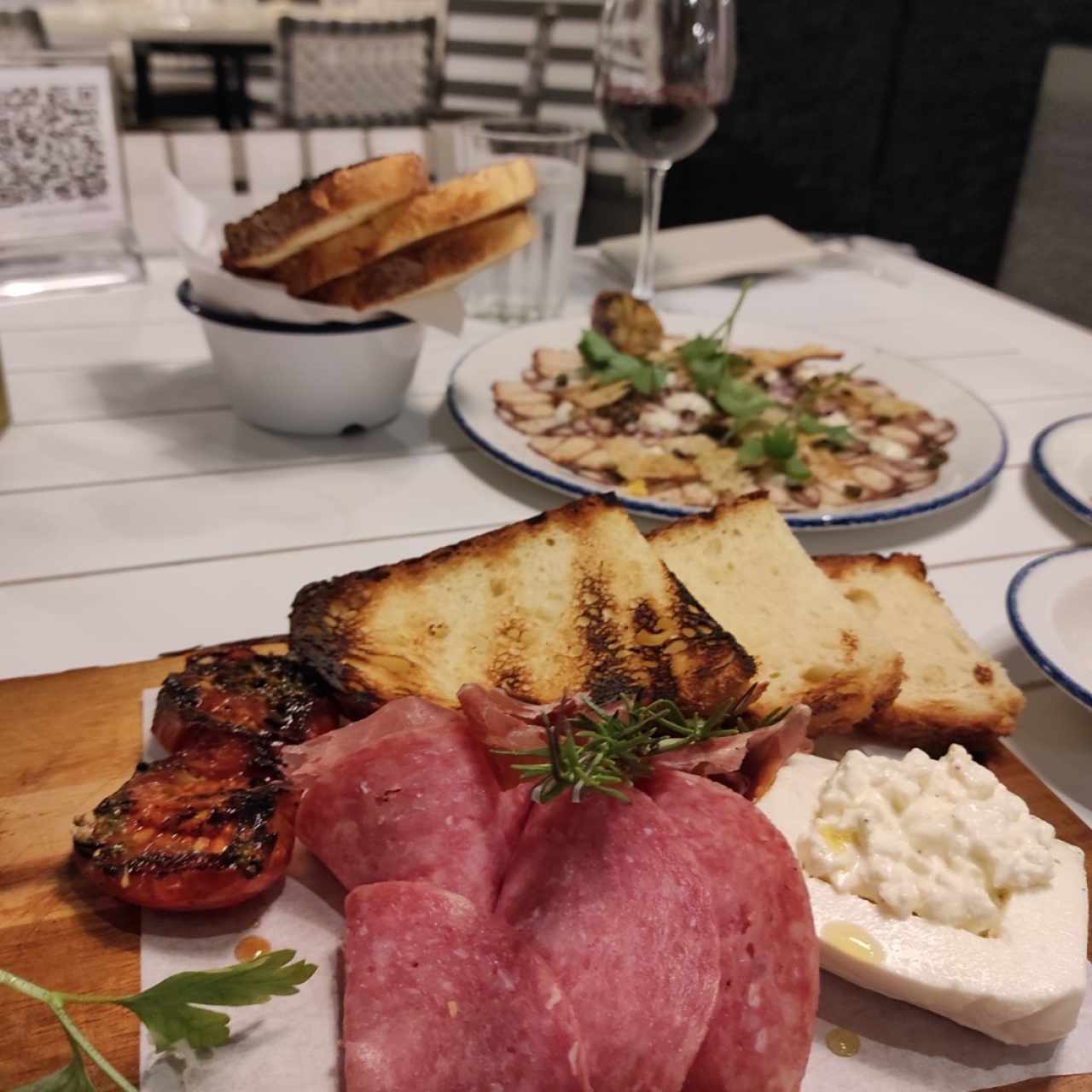 La Salumeria, Carpaccio de Polpo, Pan Ciabatta, Vino Tinto