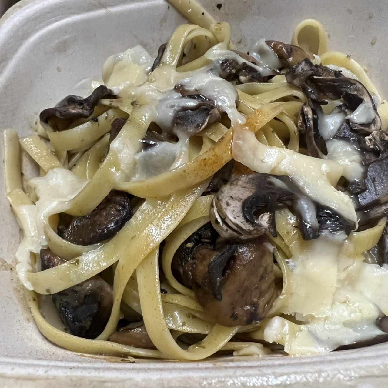 Fetuccini Aglio, Olio,Funghi E Pepperoncino