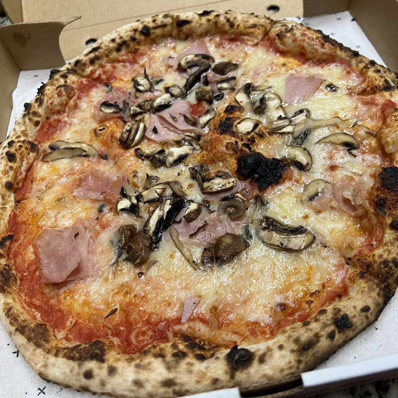 Piezas Tradicionales - Pizza Prosciutto Funghi