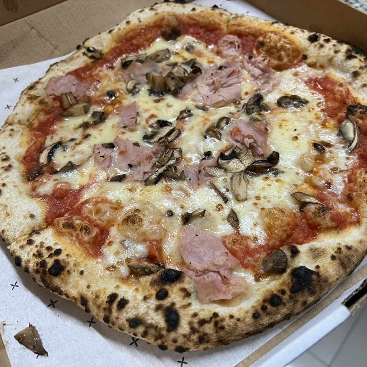 Piezas Tradicionales - Pizza Prosciutto Funghi