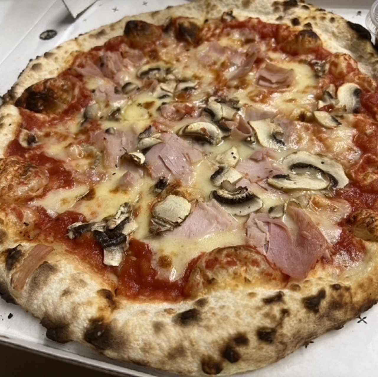 Piezas Tradicionales - Pizza Prosciutto Funghi