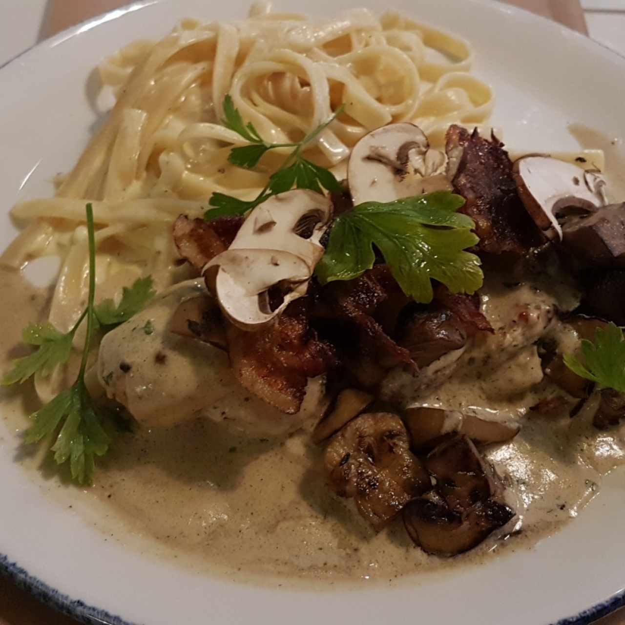 Medallones de pollo con hongos y pasta