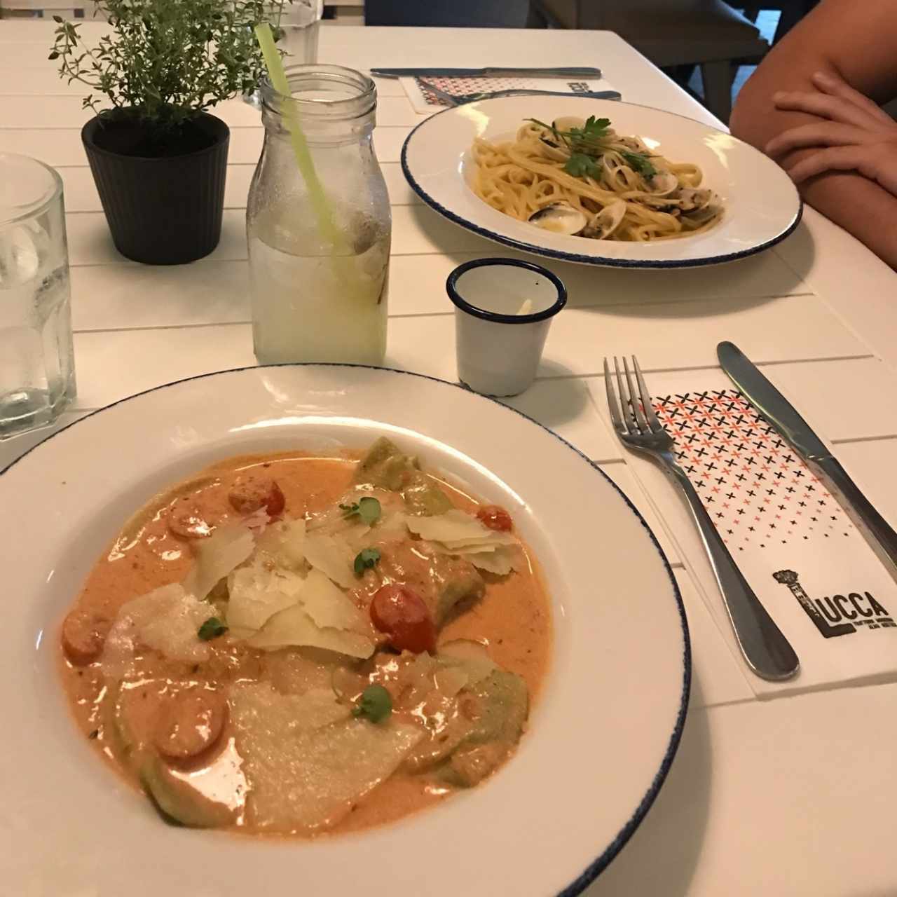 Spaguetti a la Vongoke y Ravioles de quedo con salsa rosa