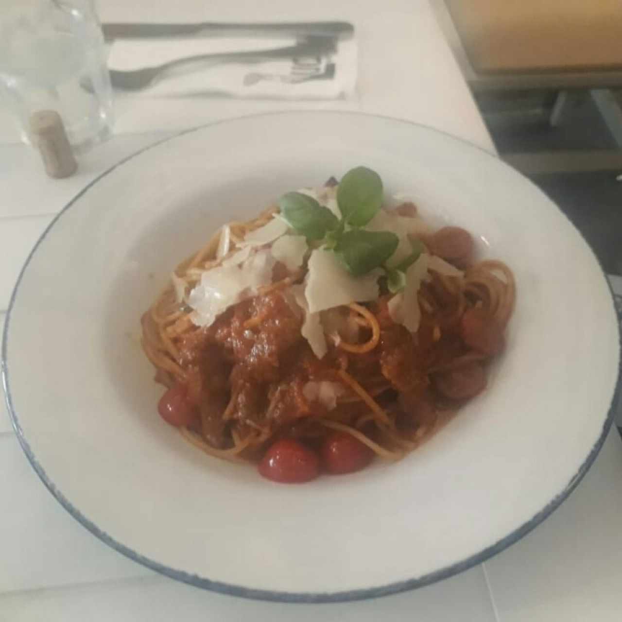 spaguetti en salsa roja con filete y chorizo peperoncino