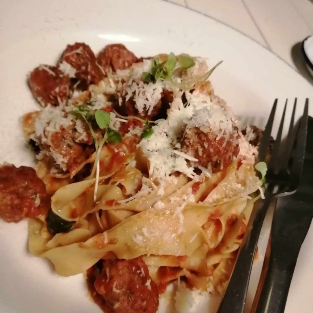 Fetuccini con bolitas de carne