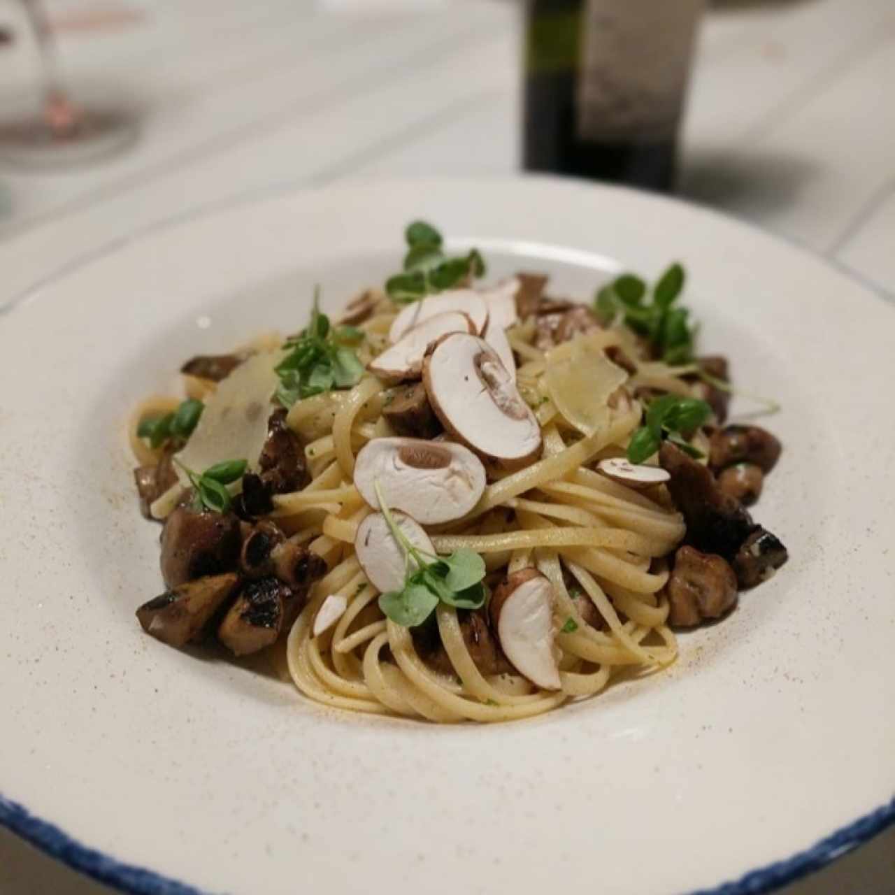 Fetucchini al oglio funghi & pepperoncini