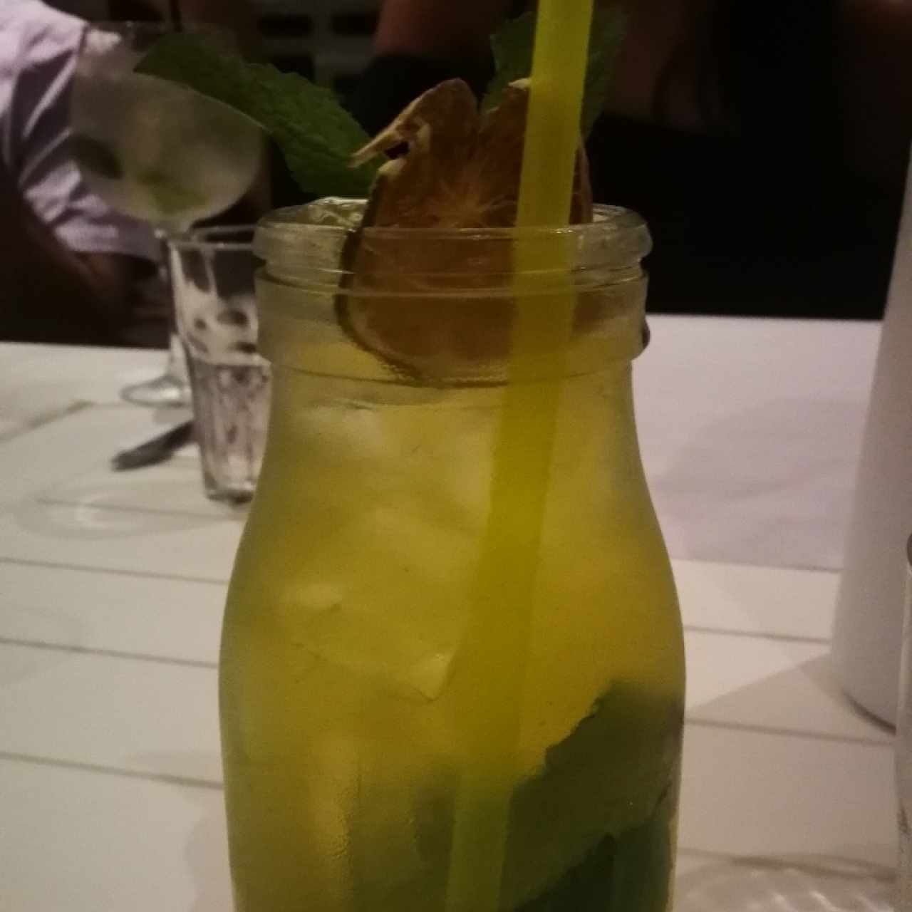 Limonada con hierba buena