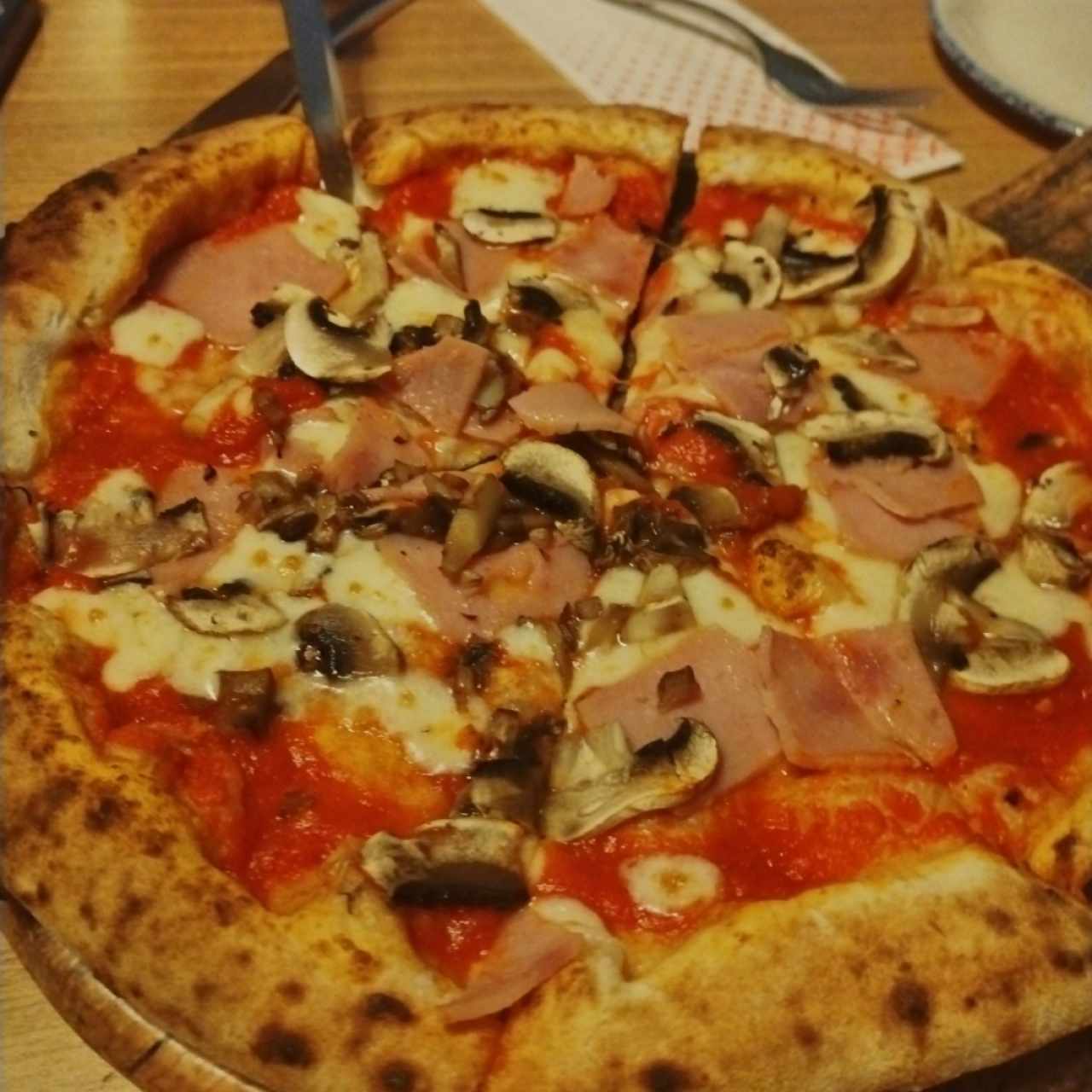 Pizzas Tradicionales - Pizza Prosciutto Funghi