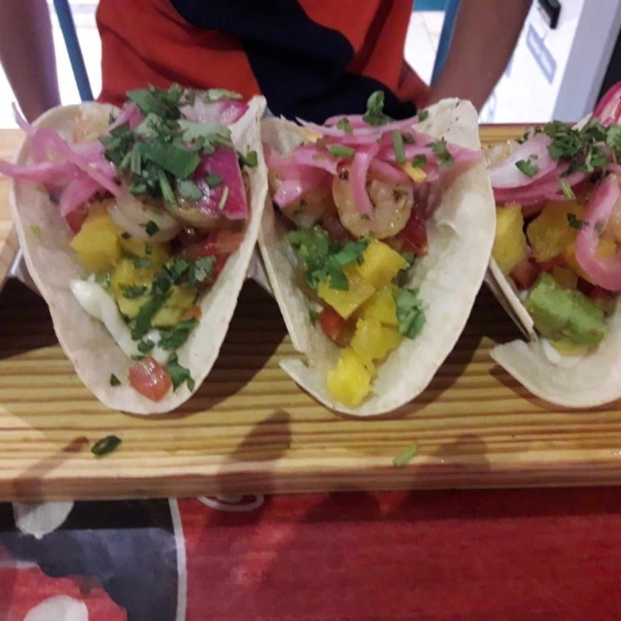 Taco Juana con camarón y piña 