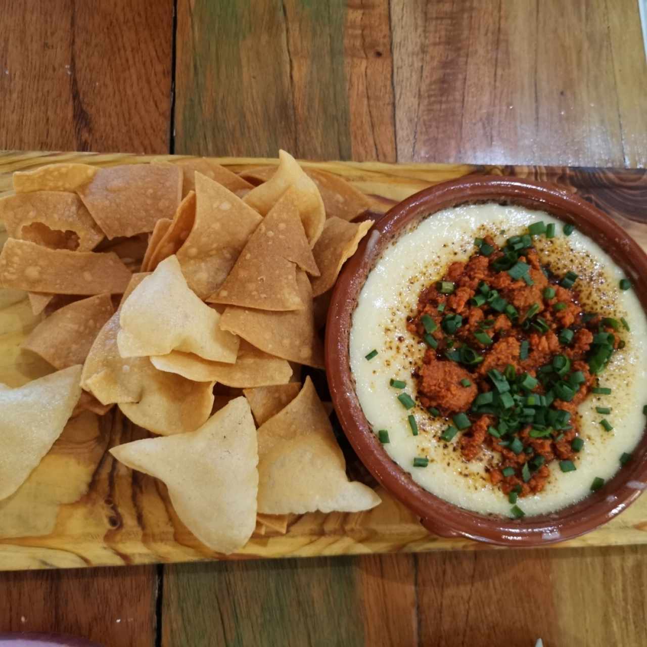 Queso fundido con chorizo.