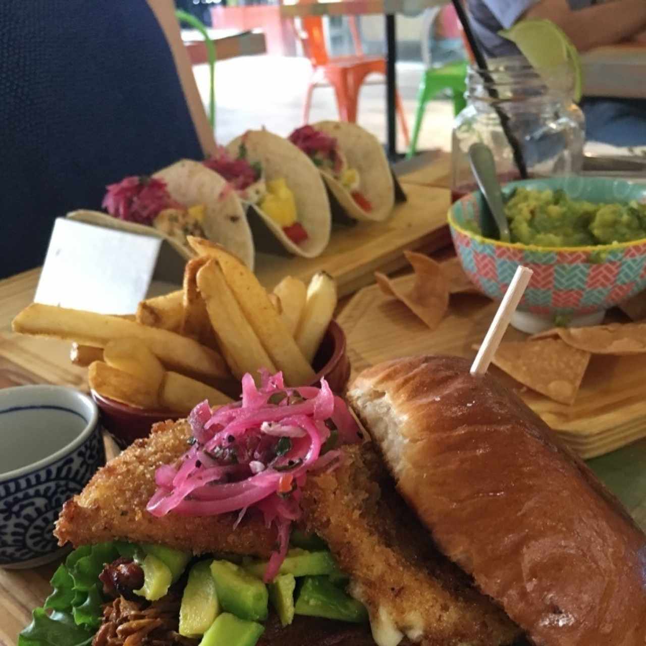 tacos caribe y guacamoles de fondo