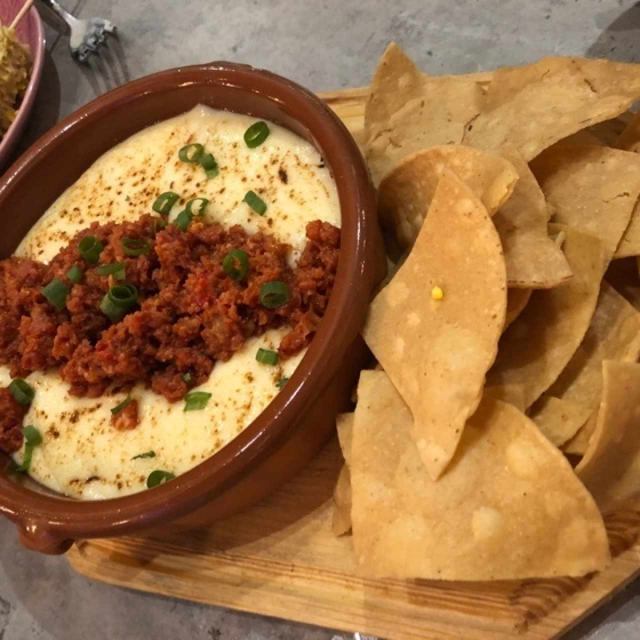 queso fundido con chorizo 