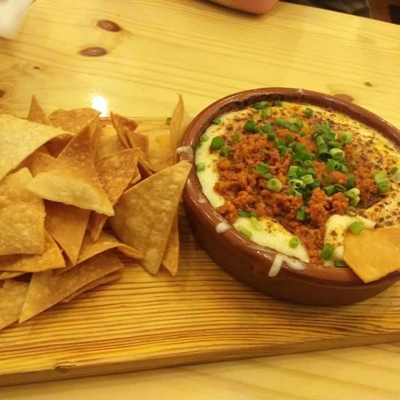 queso fundido con chorizo