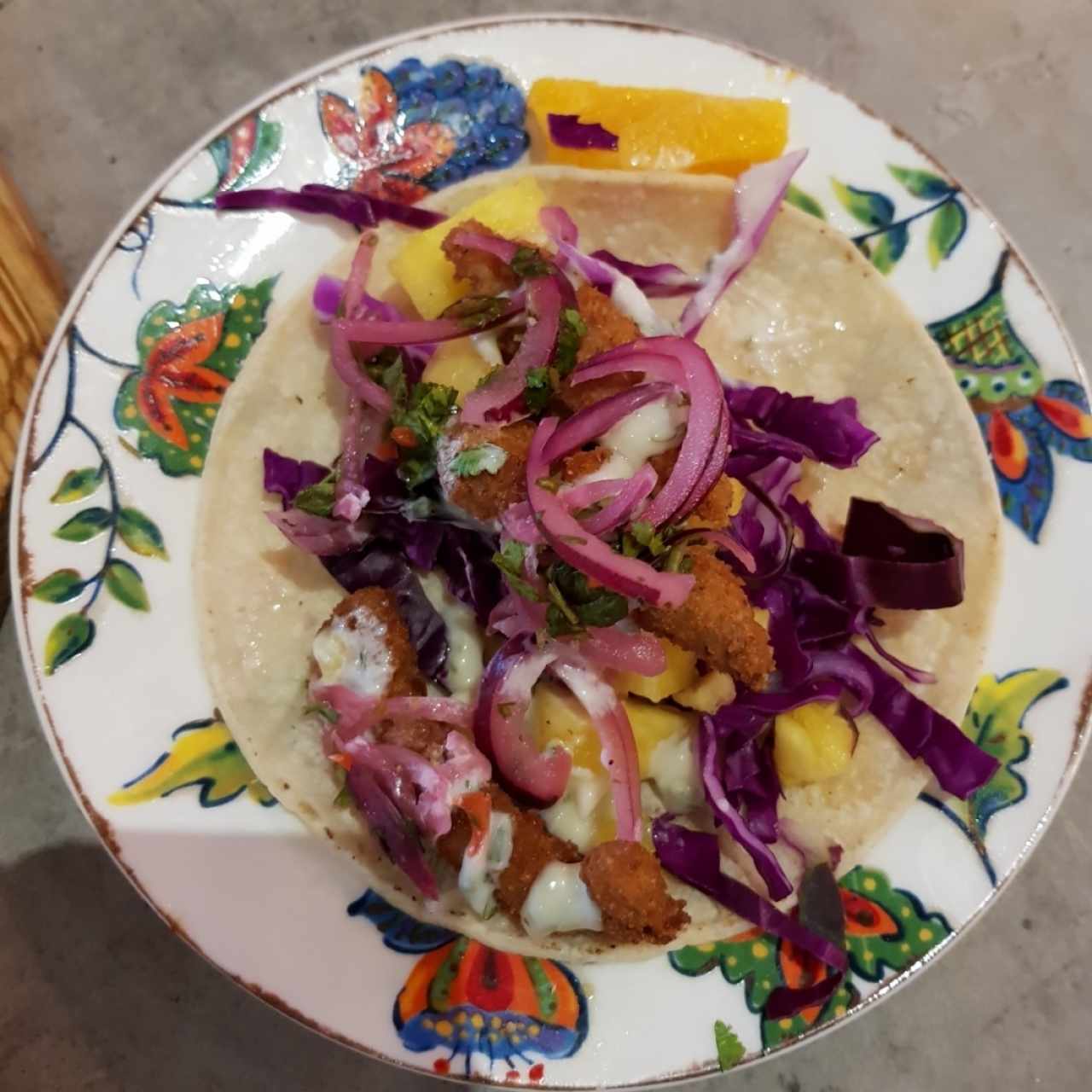 taco agridulce, con piña y calamares