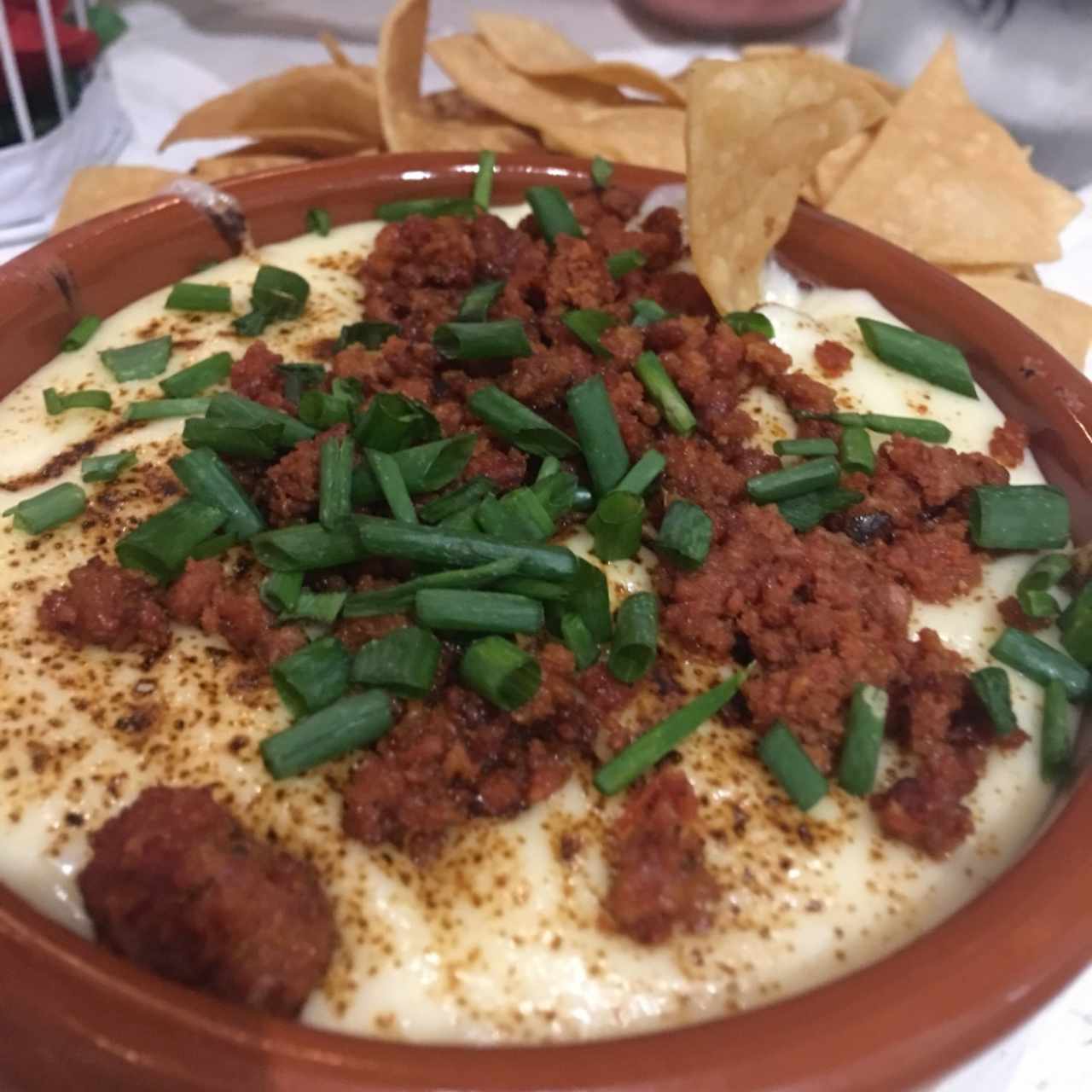 Queso fundido con chorizo