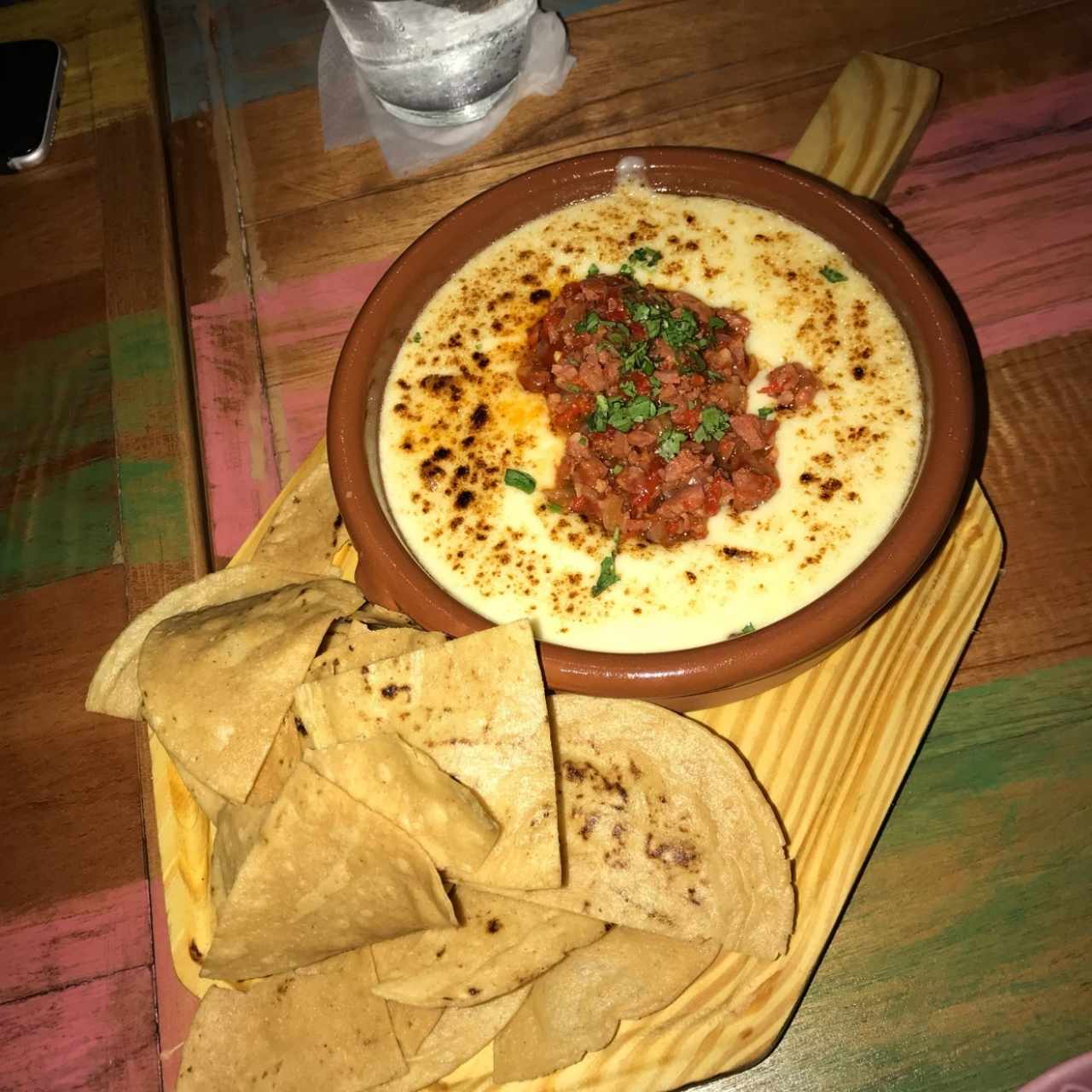 queso fundido con chorizo