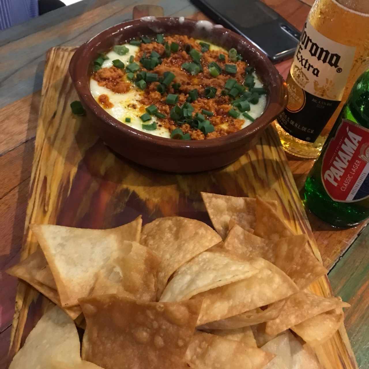 queso fundido con chorizo