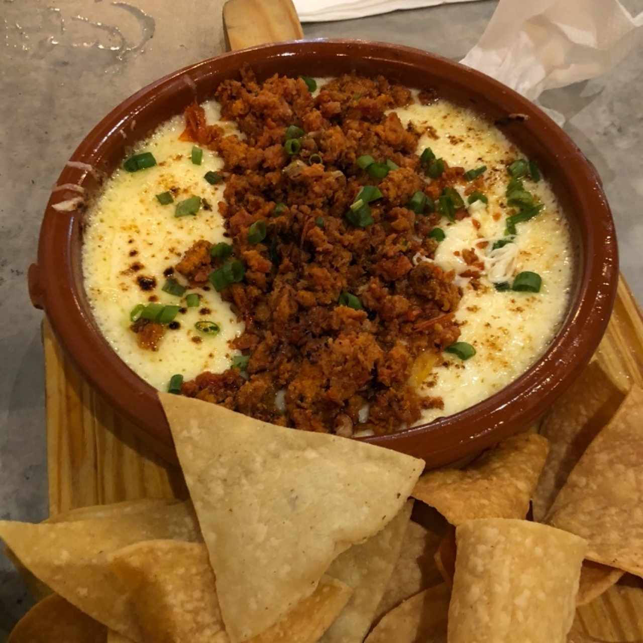 queso fundido con chorizo