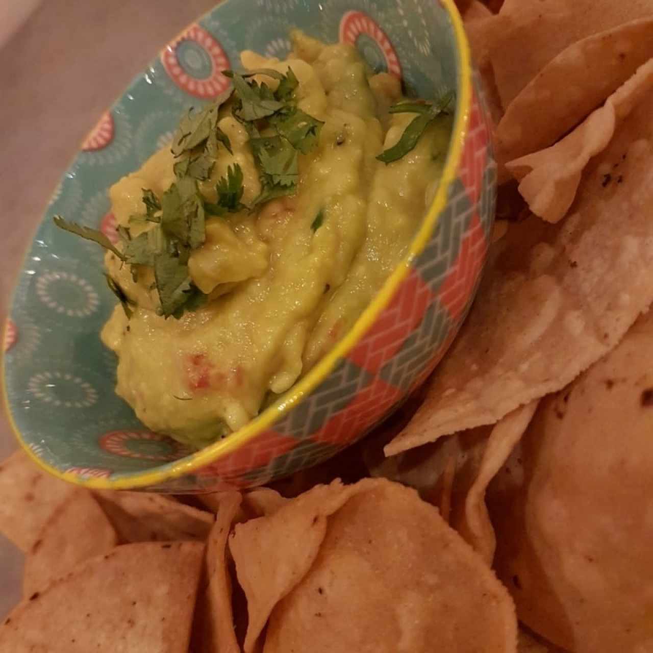 guacamole con totopos