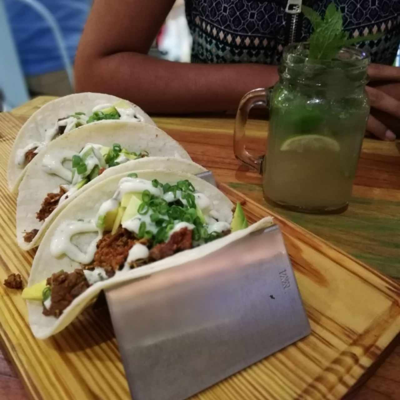 tacos mezclada y mojito de limón 