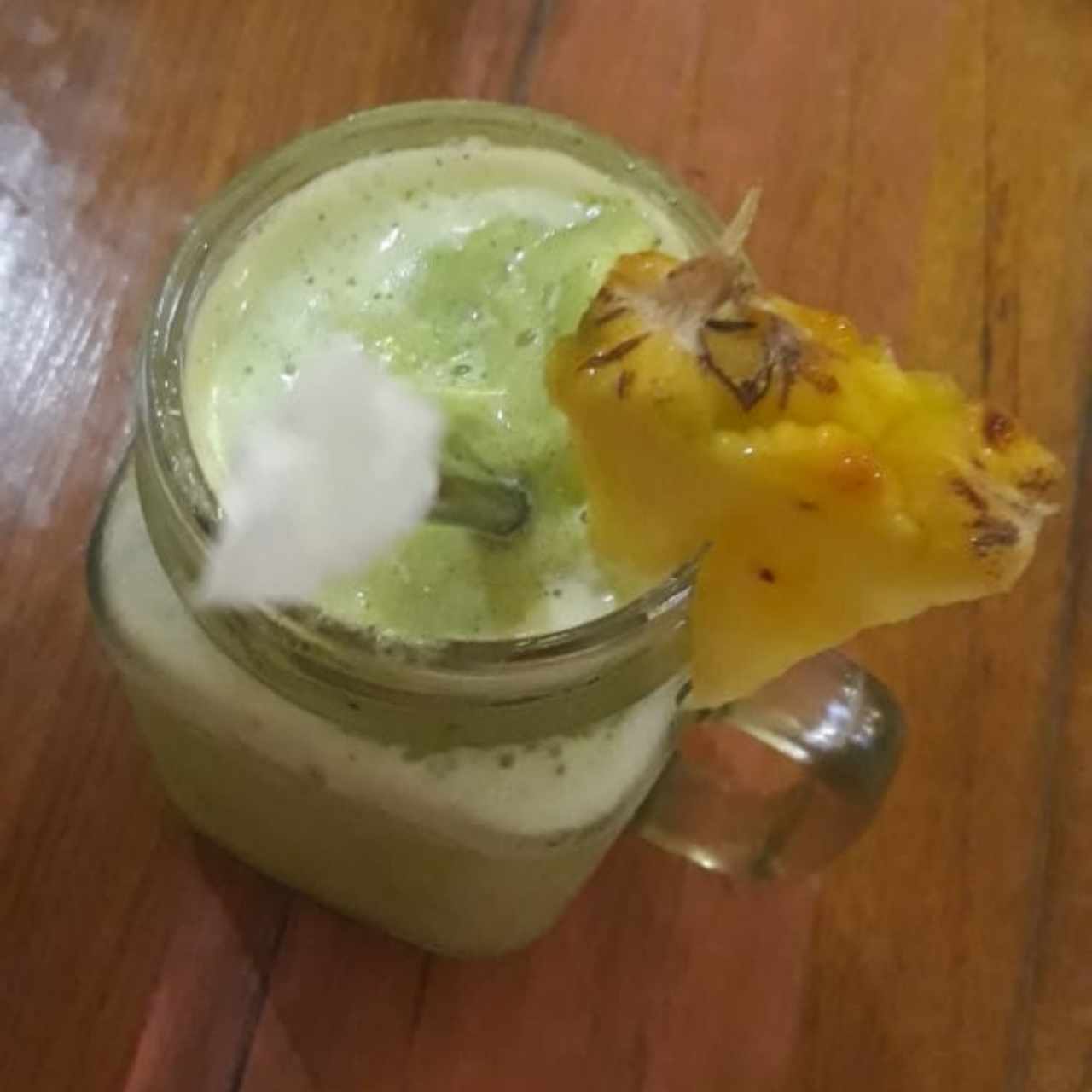 Jugo de piña y hierbabuena