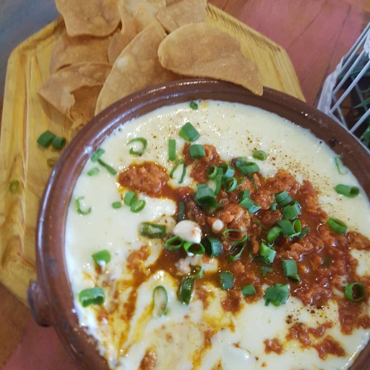 queso fundido con chorizo 