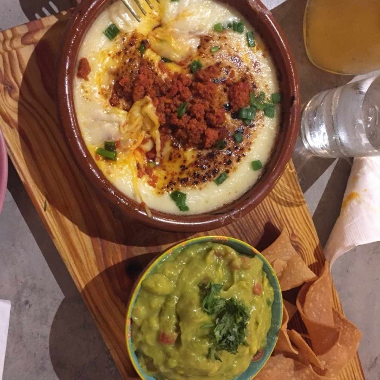 Fundido de chorizo y guacamole