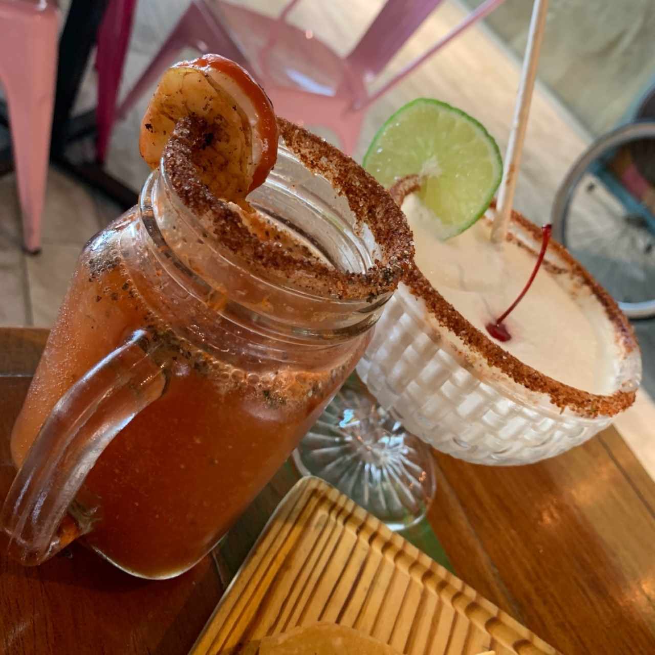 michelada picante y margarita de coco con mezcal