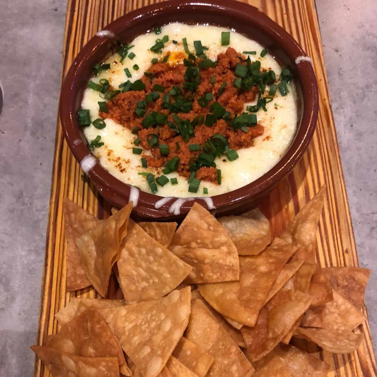 Queso fundido con chorizo