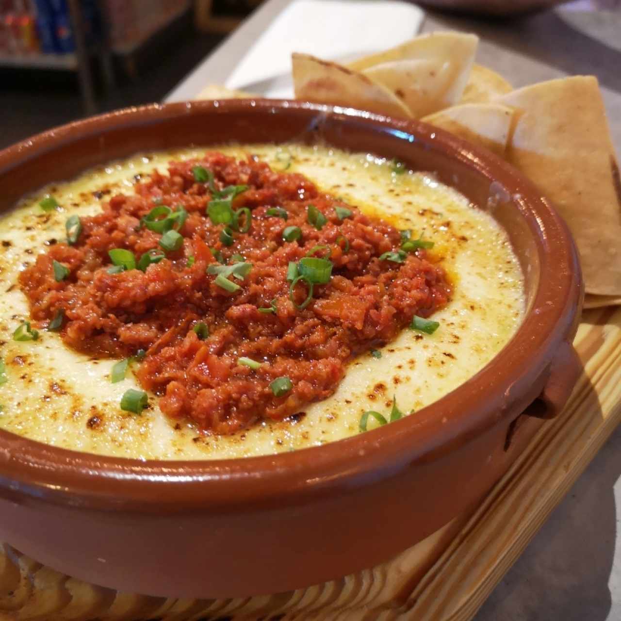 queso fundido con chorizo 