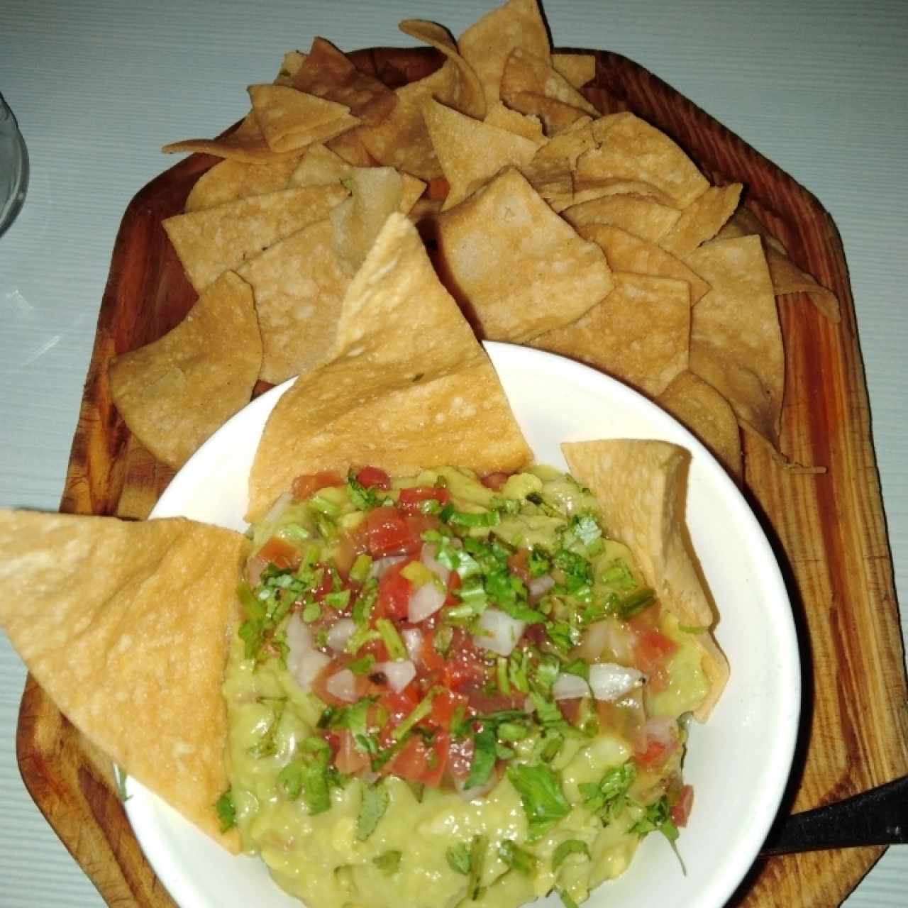 Guacamole acompañado con nachos de la casa