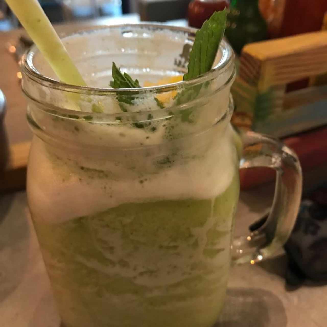 Frappé de piña con yerbabuena