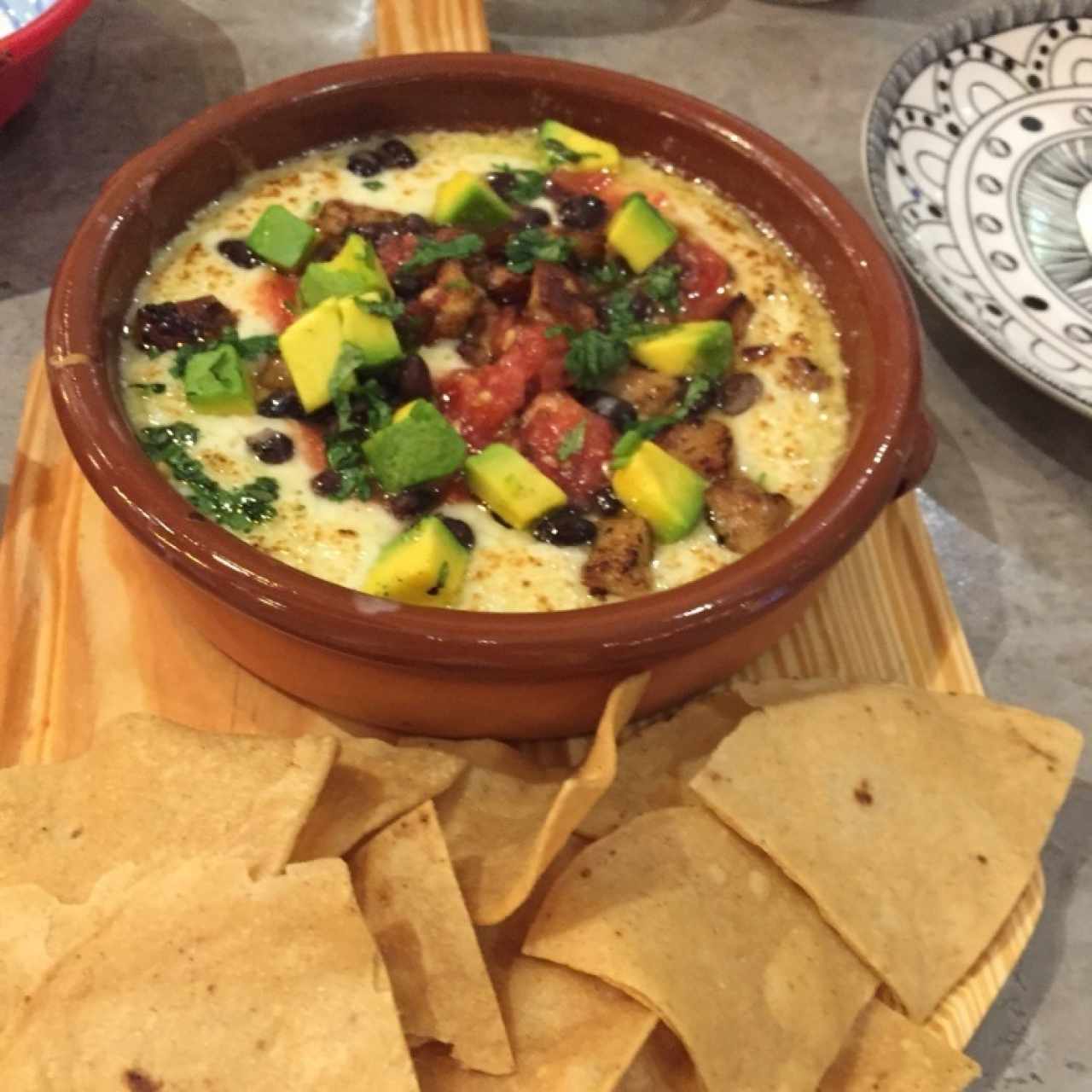 Nachos con queso fundido 