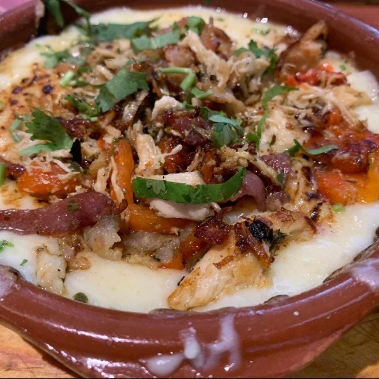 Queso Fundido con pollo, bacon y pimentón