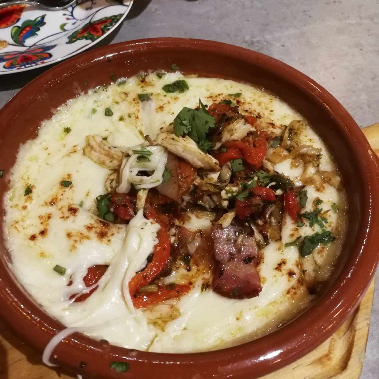 fundido con pollo, bacon y ajie