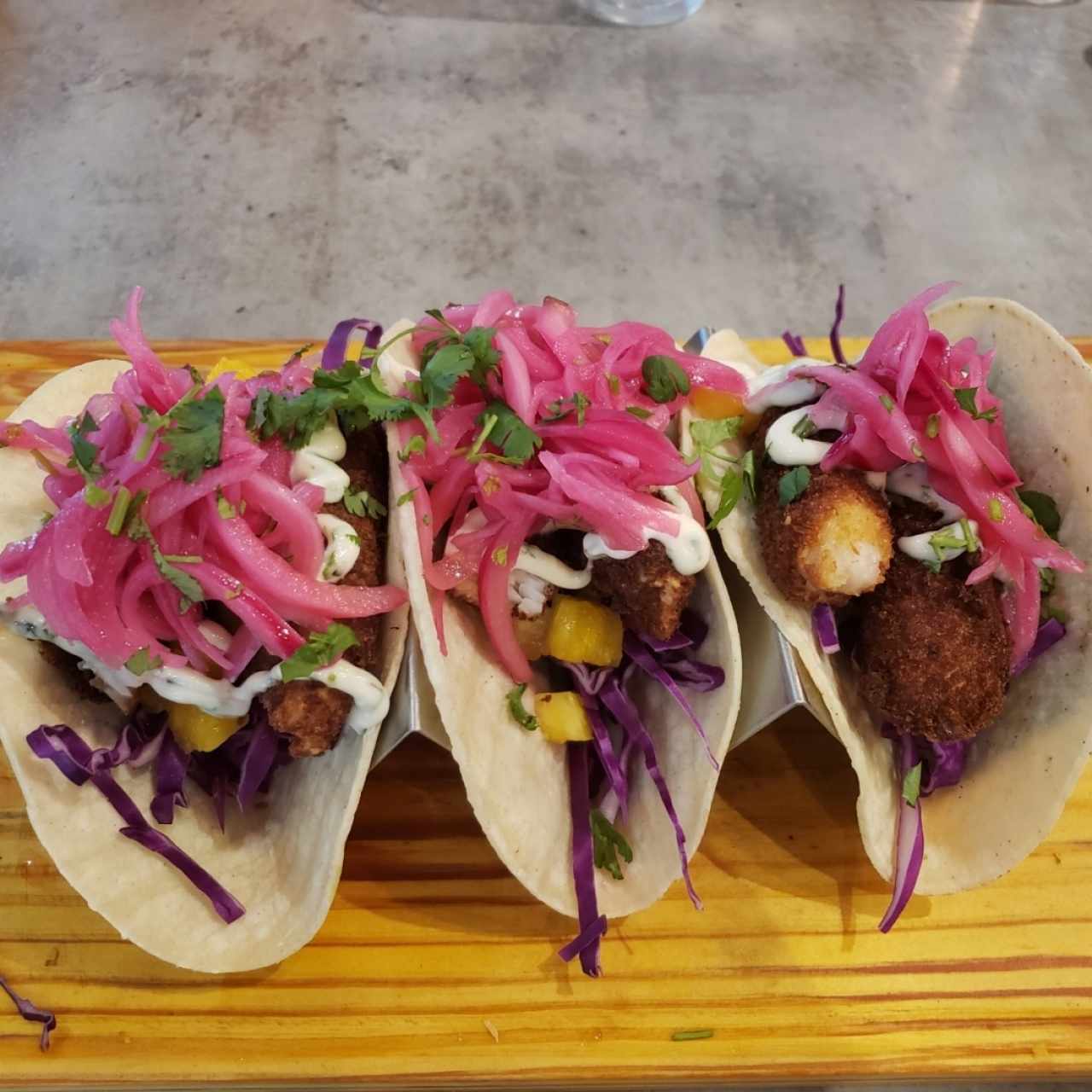 Tacos con pescado y piña.