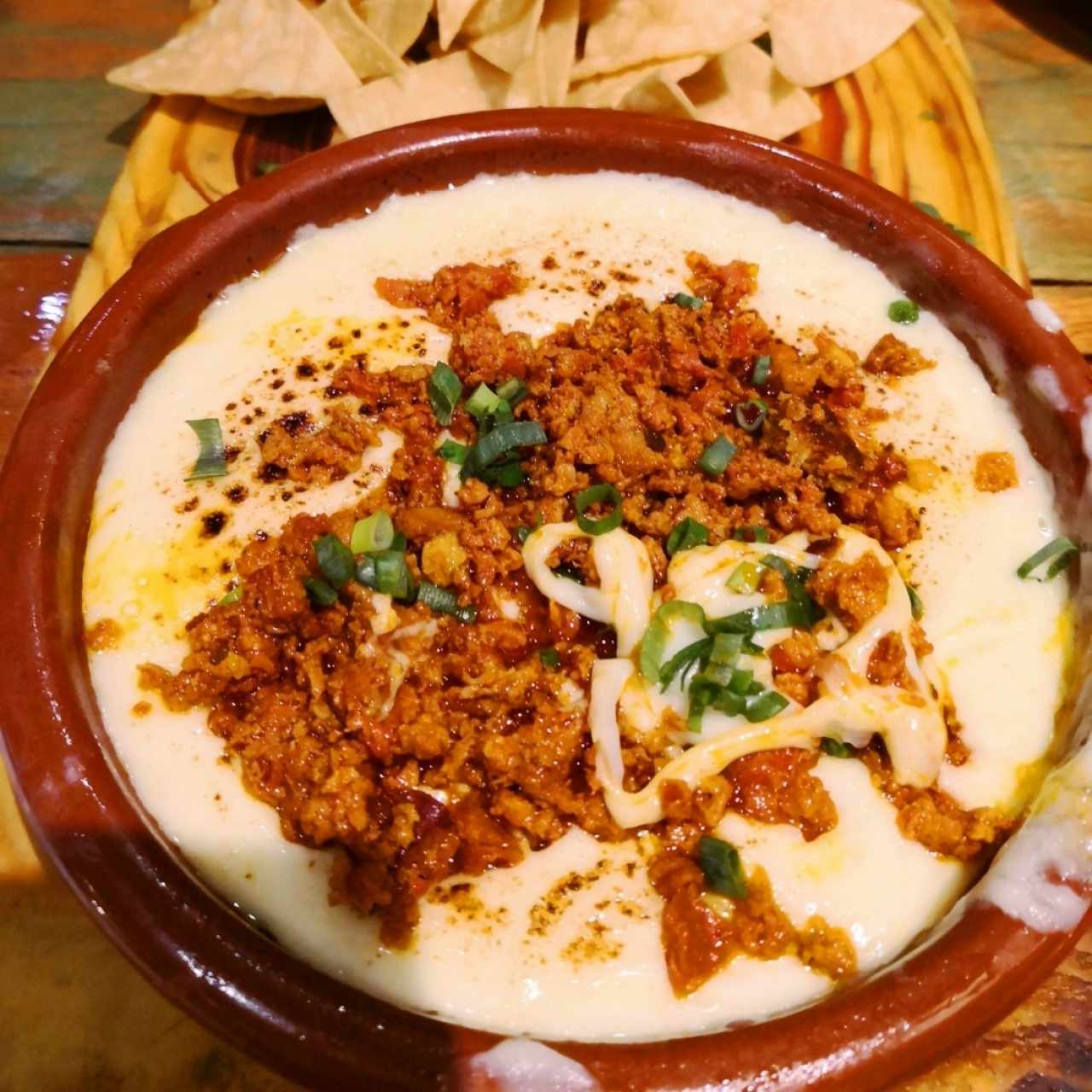 Queso Fundido con chorizo y tortillas fritas