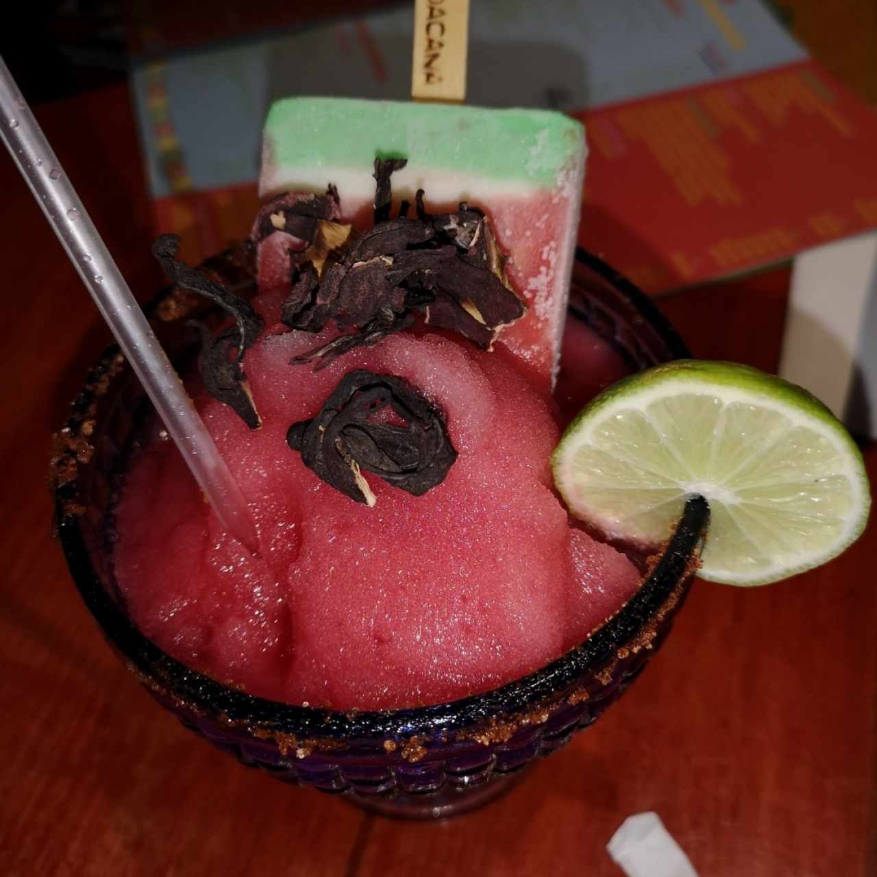 margarita de flor de jamaica con paleta la michoacana