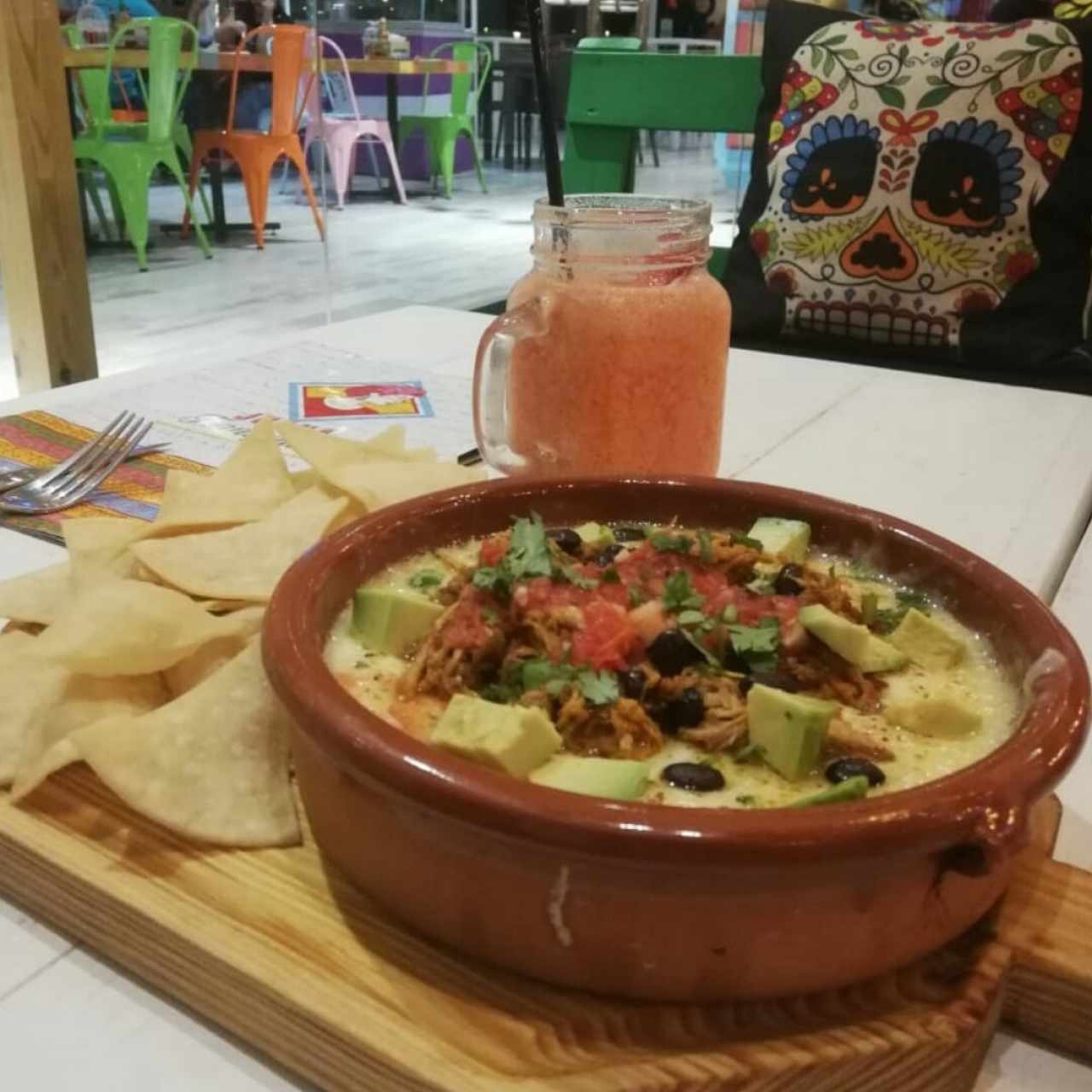 Queso fundido con cochinita pibil, aguacate y frijoles negros