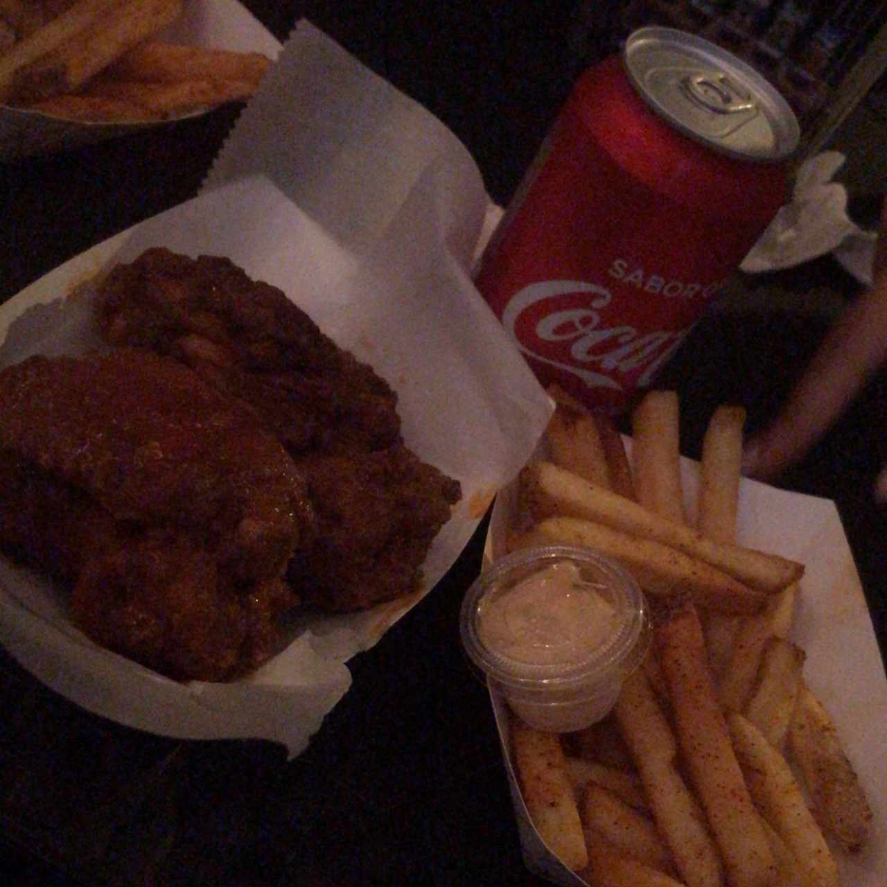 buffalo wings + papas fritas