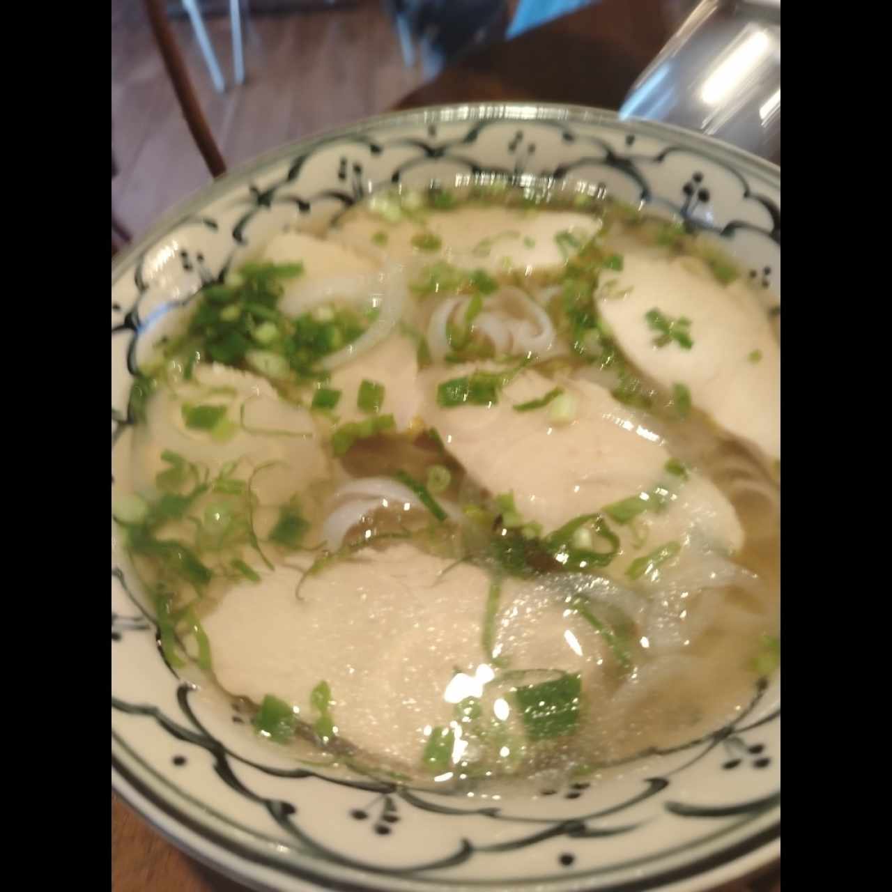 Pho de pollo con fideos