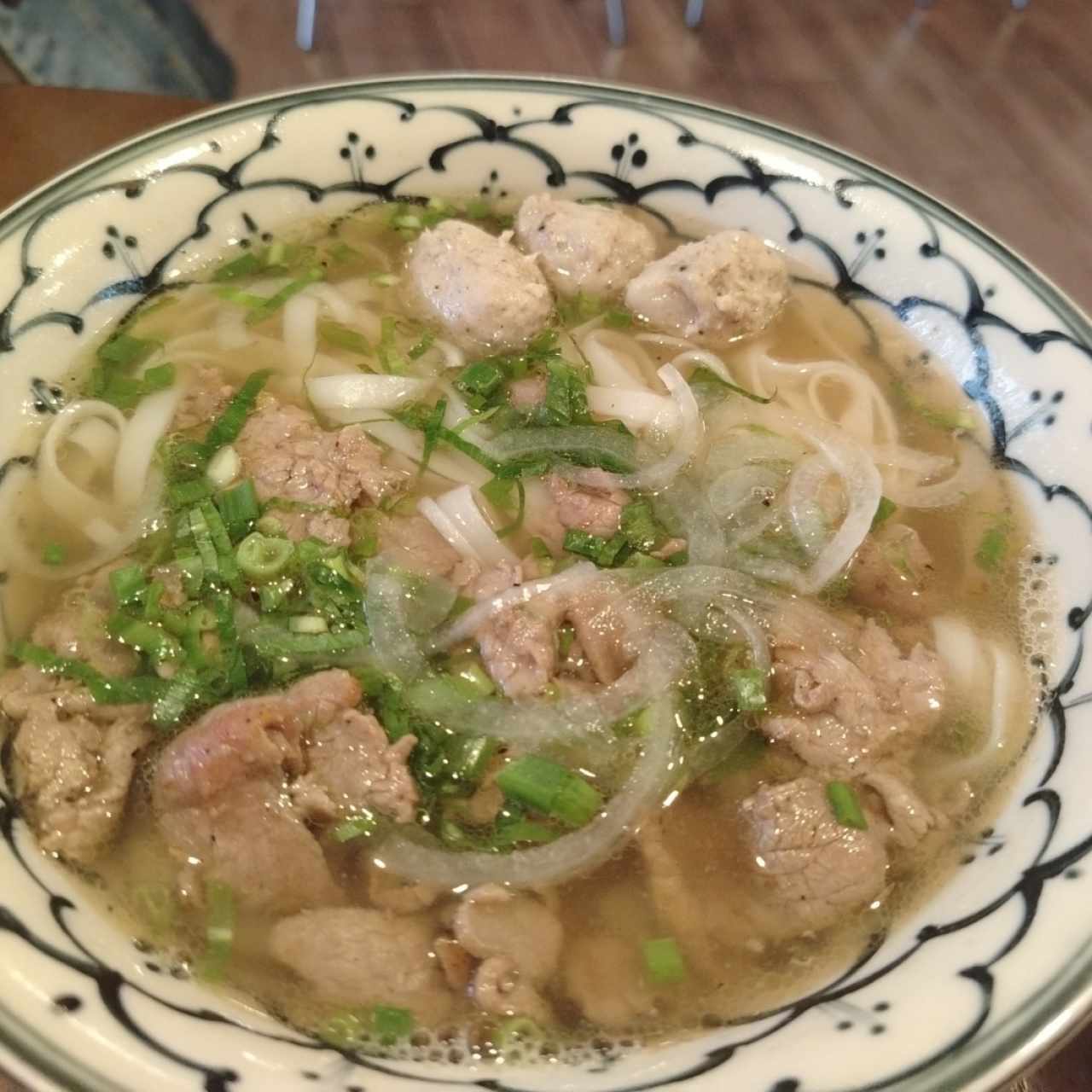 Pho de bolitas de carne con fideos