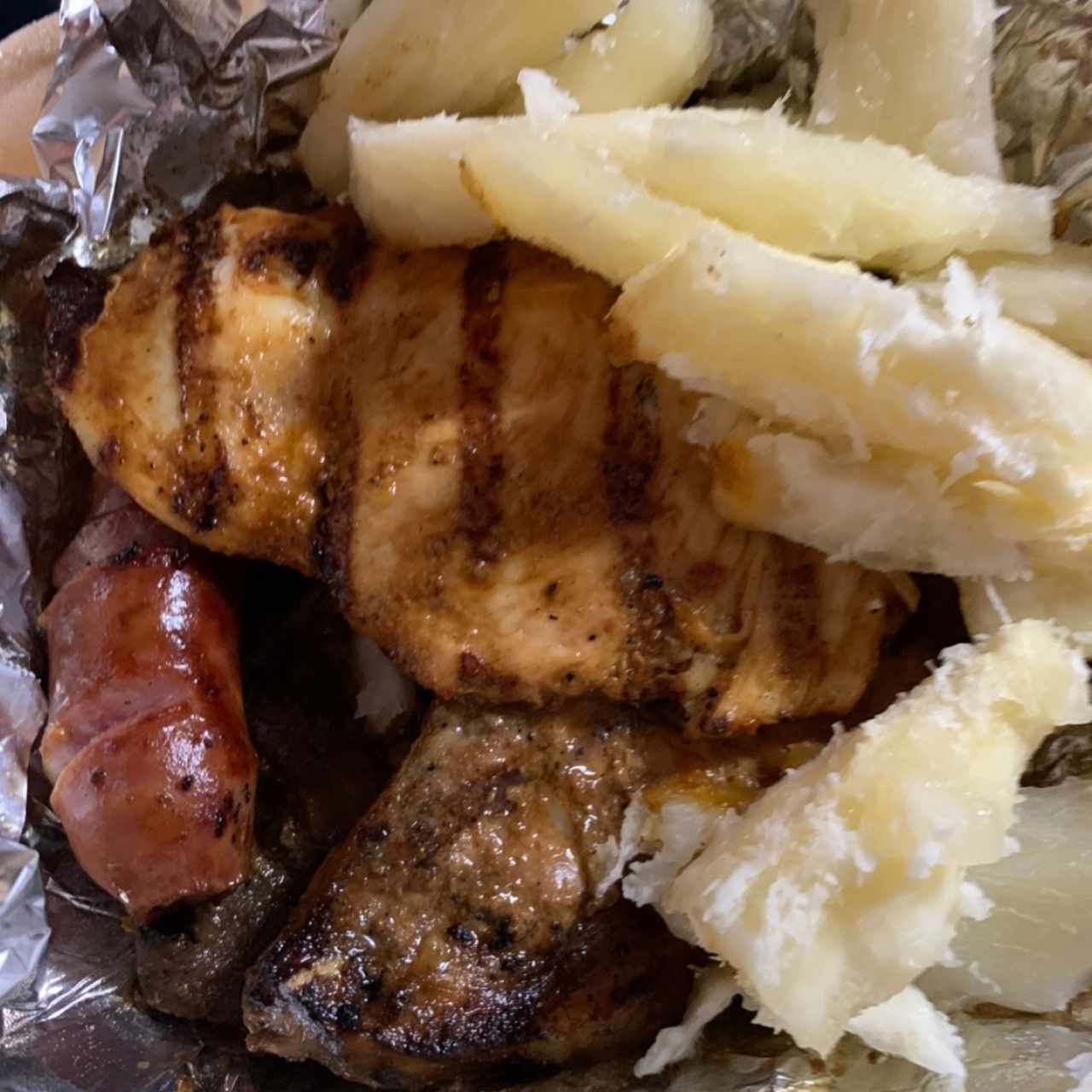 Parrillada Mixta con Yuca Hervida