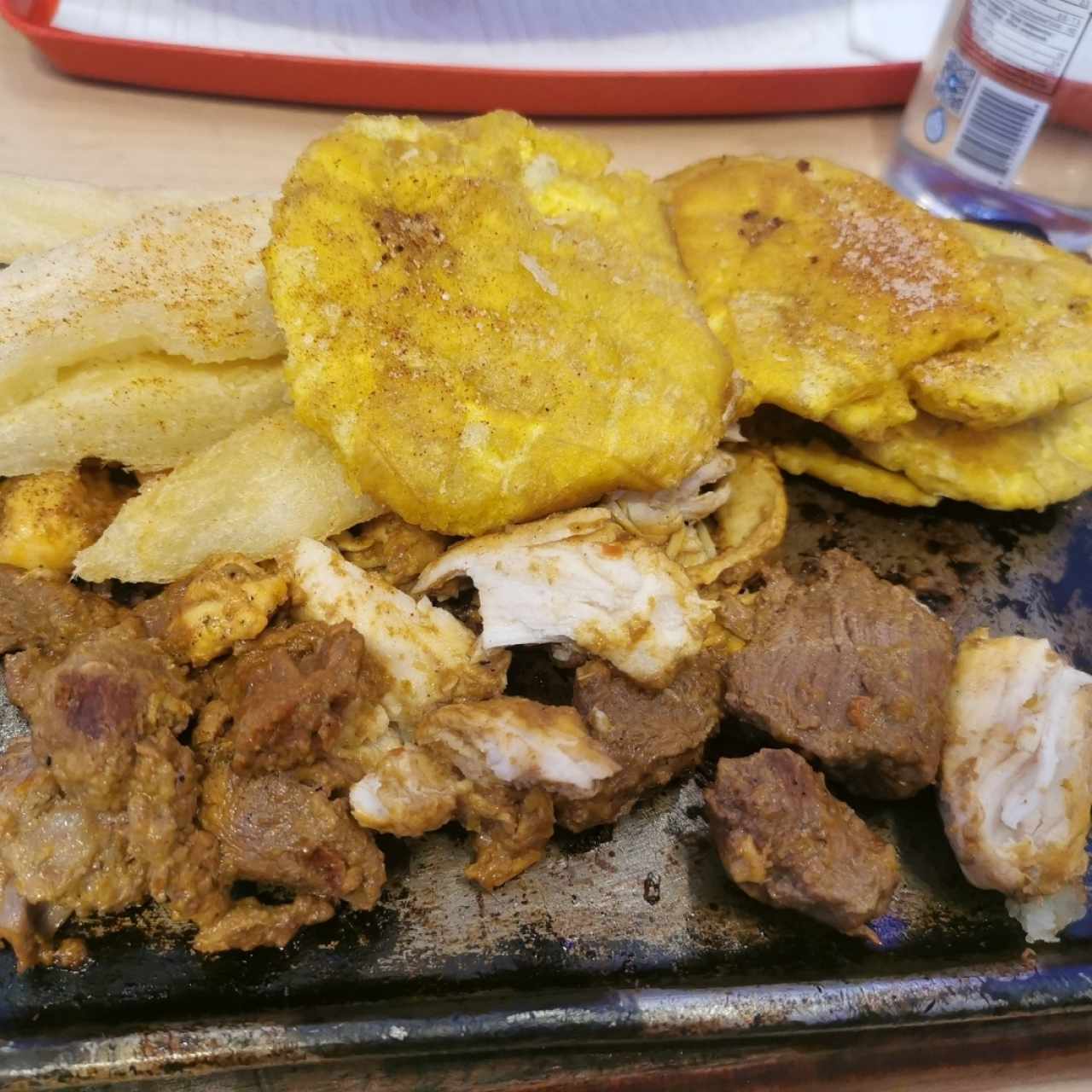 Combo de fajitas (pollo y carne) con patacones y yuca frita ✅