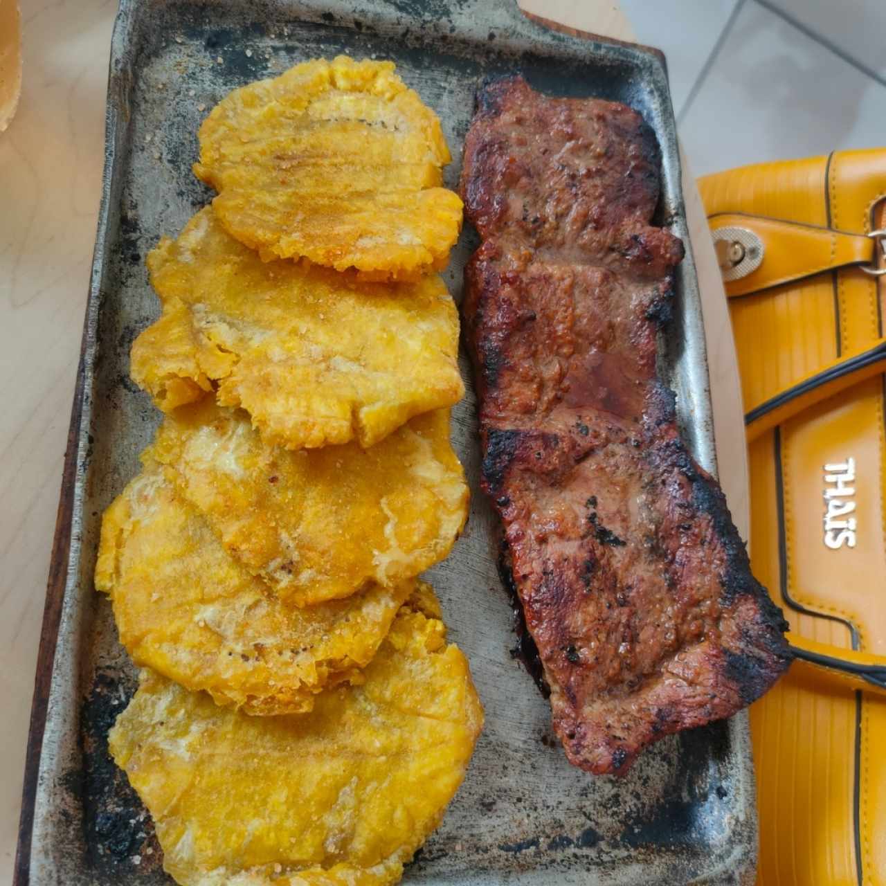 carne con patacón 