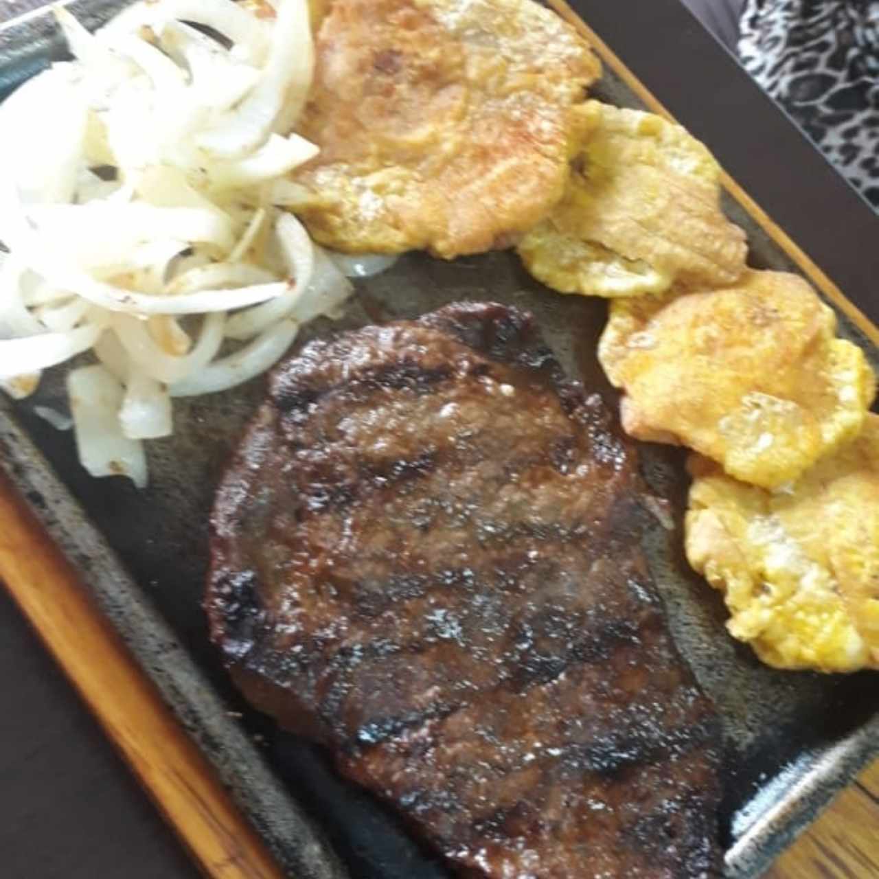 bistec de carne y patacones